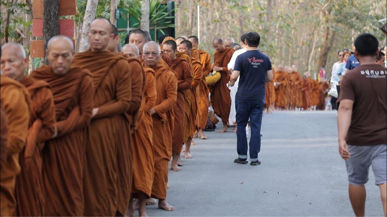 23กพ69  คณะสงฆ์จากพุทธอุทยานทีพักสงฆ์วัดป่าบ่อน้ำพระอินทร์ ออกบิณฑบาตที่ตลาดชายแดนช่องเม็ก