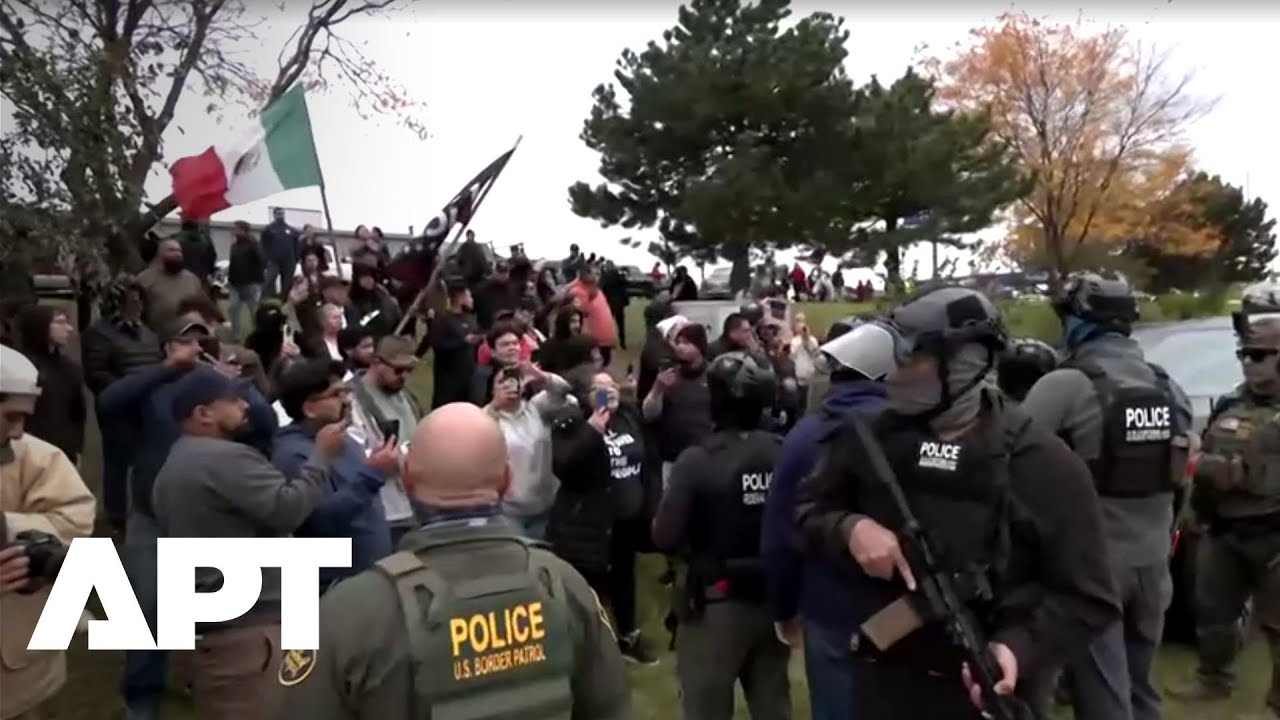 Протестующие столкнулись с высокопоставленным представителем Пограничной службы США после задержа...
