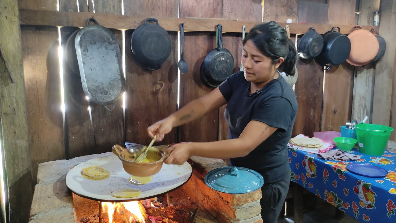 Huevos criollos con masa en comal de barro, mi mamá me lo preparaba @Las Curiosidades de Marcelina