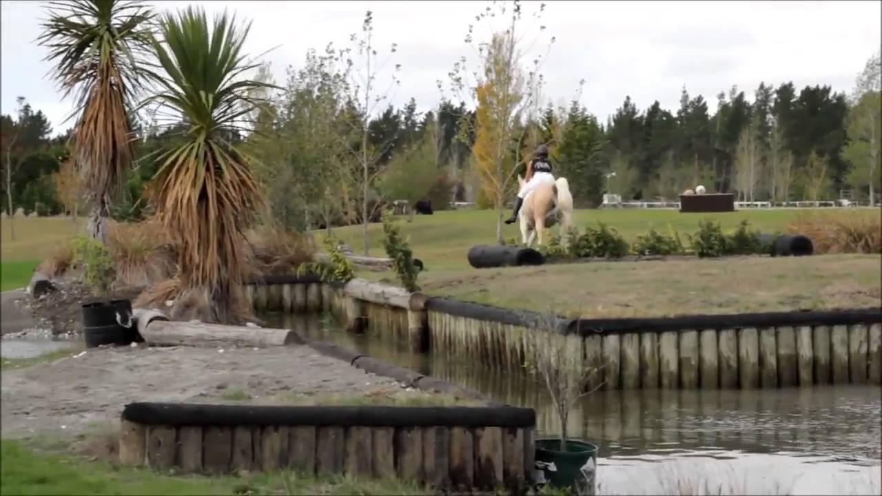 horse jumping music video~Sorry