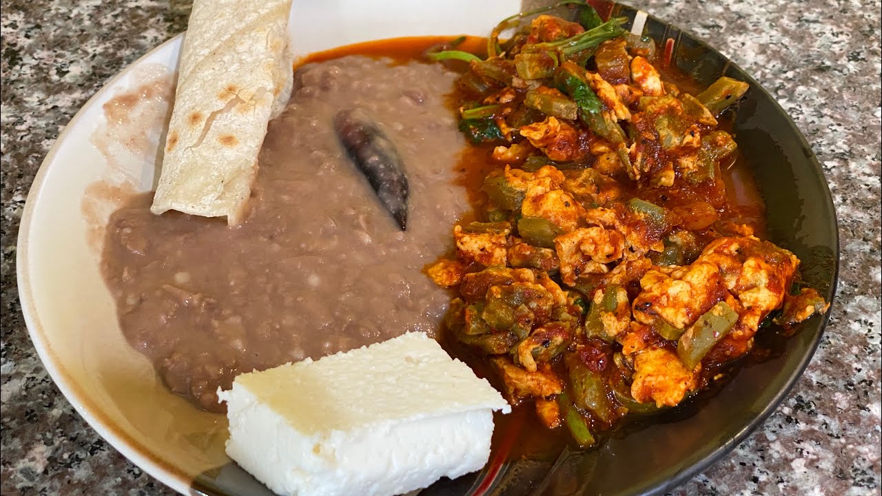 Nopales en Chile rojo con huevo. ( Delicias de Maria ) 7 - 21 - 2020.