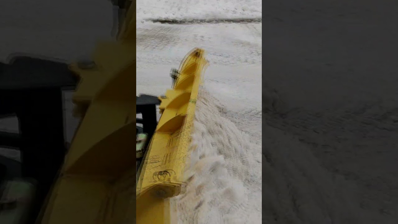 Kompaktowa Ładowarka teleskopowa JCB z odśnieżarką