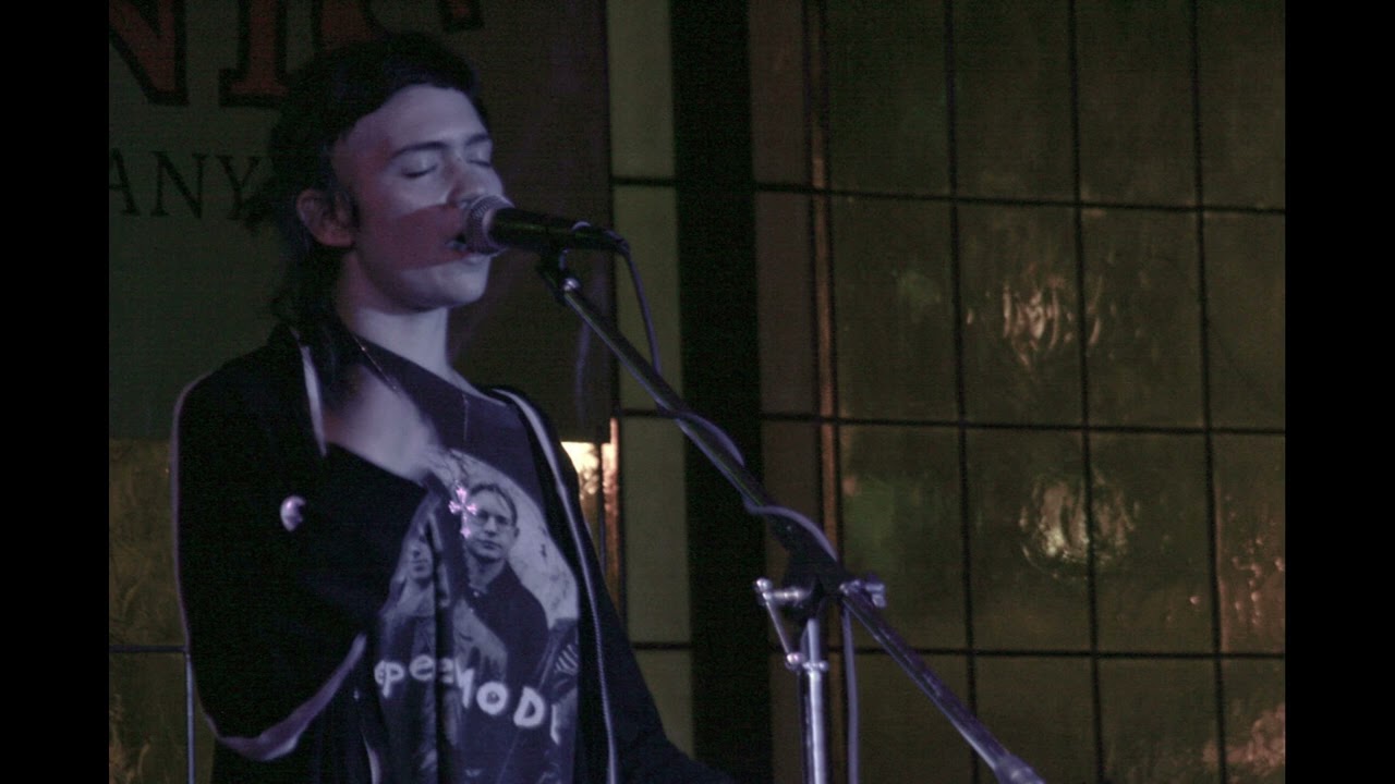 Grimes - World ♡ Princess (Live @ The Apollo, Aug 10th, 2010)