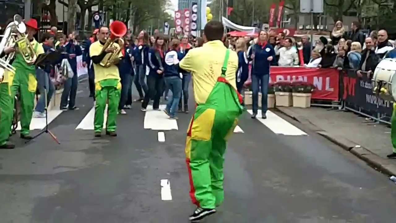 Blaaskapel de Dwarsliggers tijdens de Roparun 2013 met Nelli Cooman