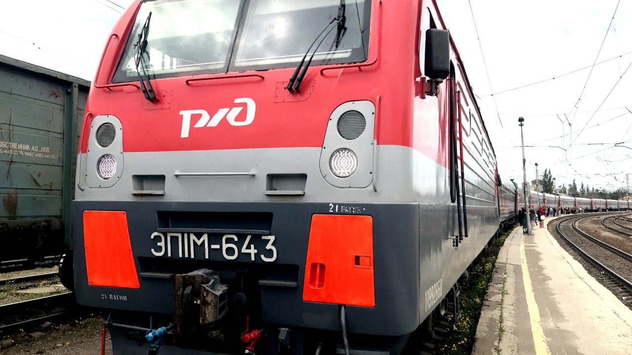 Отправление пассажирского поезда со станции Миллерово / Russian trains
