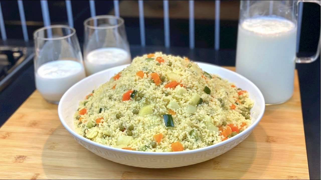 COUSCOUS KABYLE AUX PETITS LEGUMES RECETTE VÉGÉTARIENNE IDÉAL ACCOMPAGNÉ D'UN BON LAIT FERMENTÉ