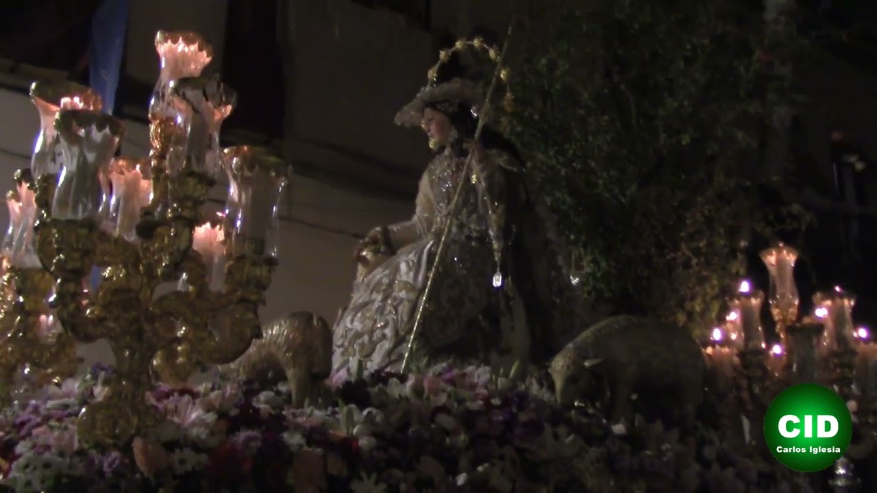 Glorias 2022 - Saludo de la Pastora de Santa Marina en Divina Pastora con sevillanas y lluvia