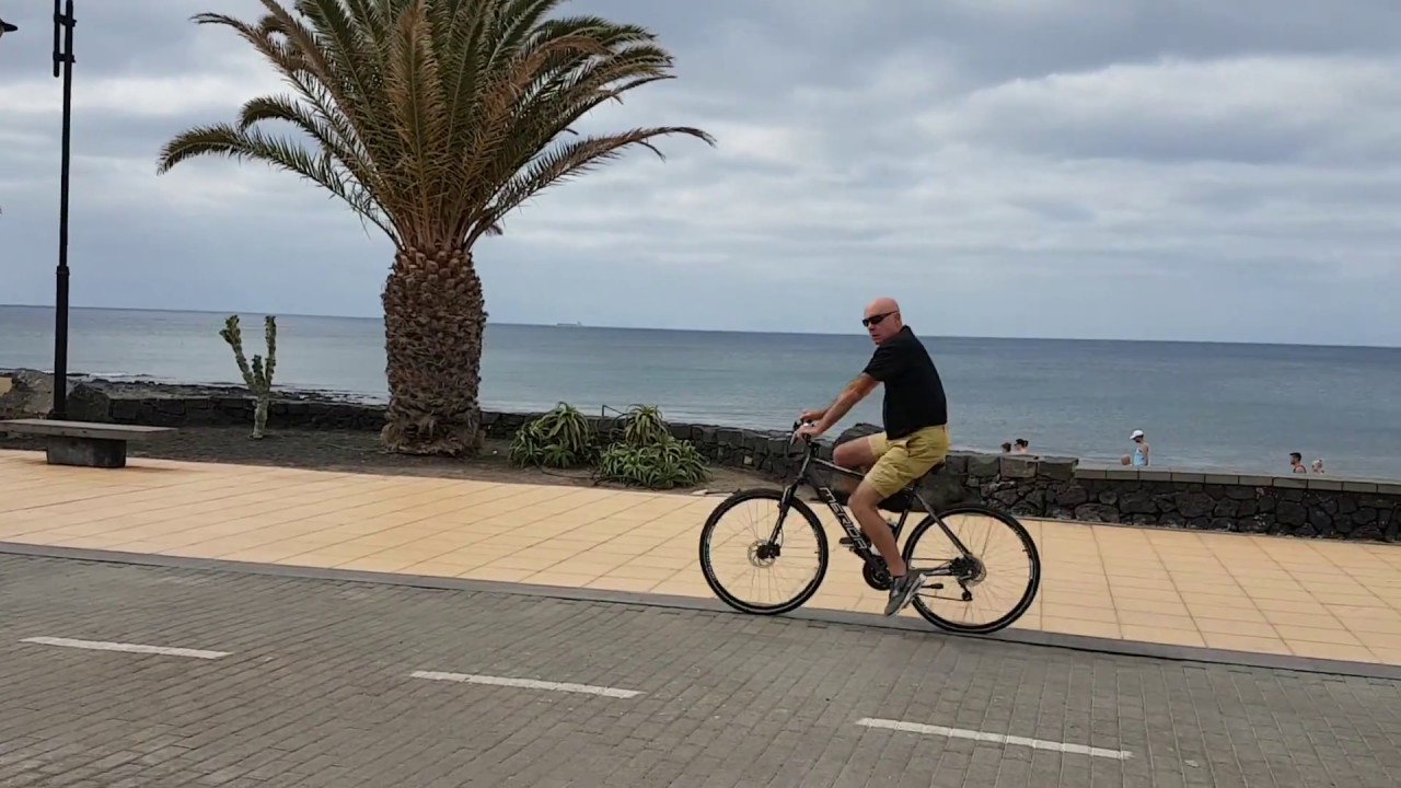 The Morromar Apartments Lanzarote to the beach, 1st road