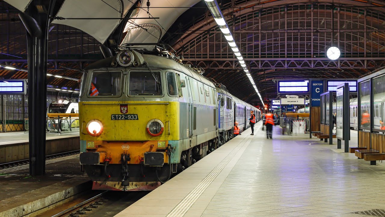 ET22-933 + zdefektowana EP07-1045 z pociągiem IC 8302 Chełmoński || Wrocław Gł&oacute;wny
