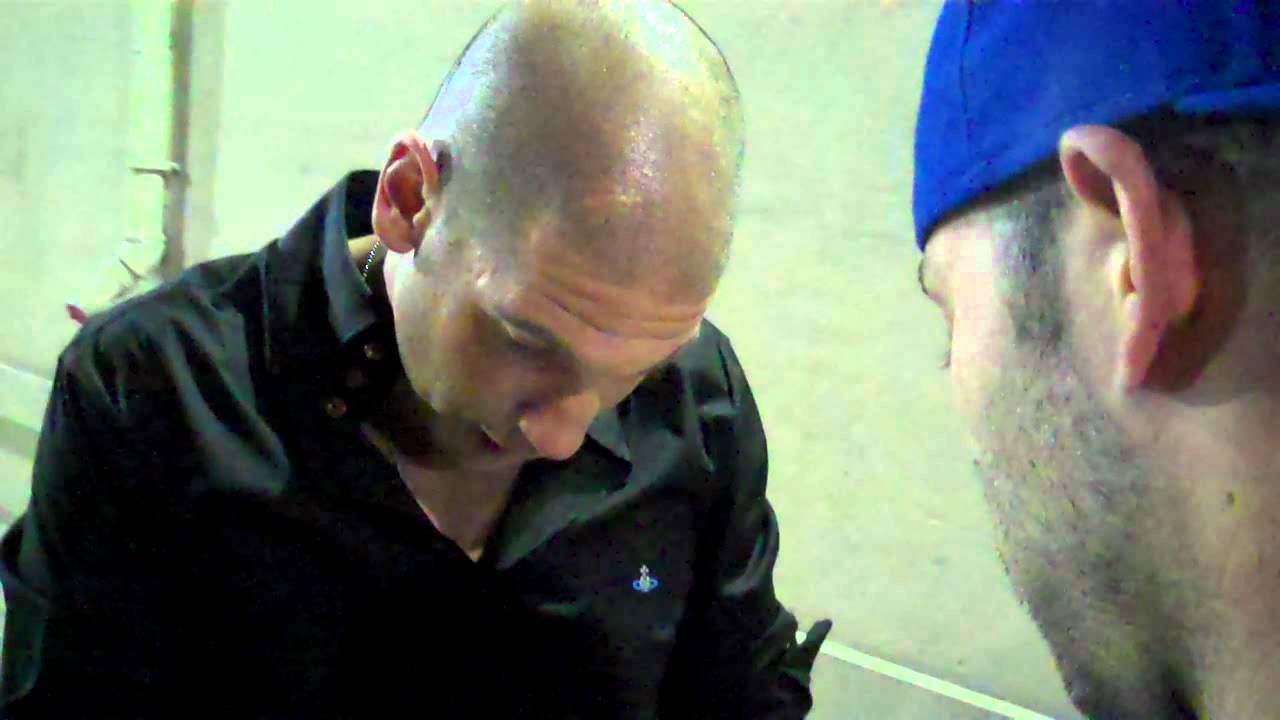 jon bernthal signing autographs in hollywood and being one of coolest celebs ever 11 10 11
