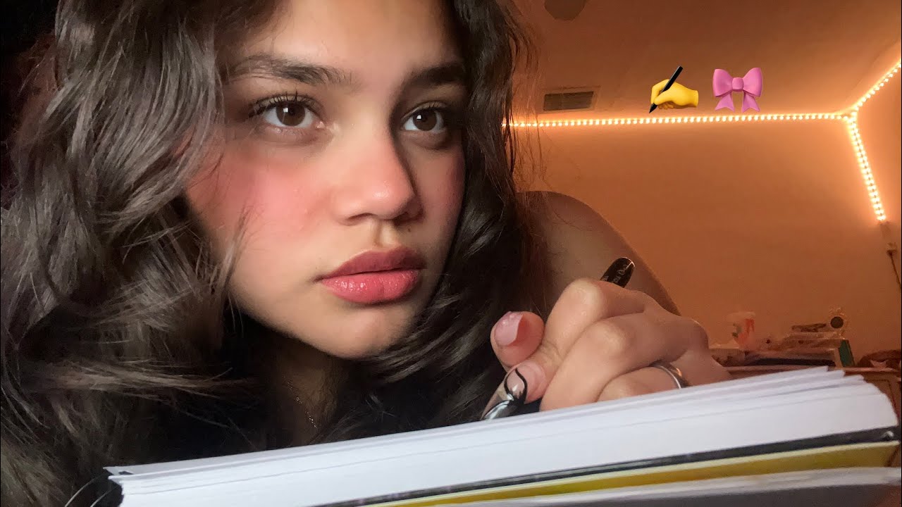 Asmr| Best friend who has a crush on you draws you✍️🎀!