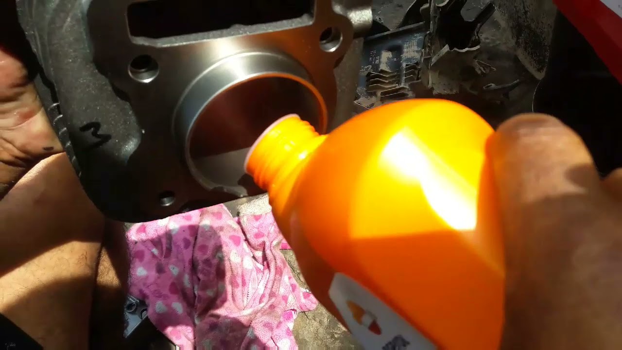 CAMBIO DE CILINDRO Y VÁLVULAS DE MOTO TVS KING