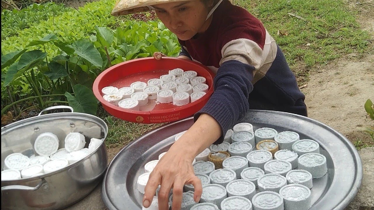 The whole family makes mung bean paste-filled rice cakes to celebrate Tet.