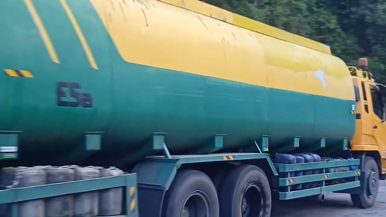 Truk inthercoler pengangkut alat berat blue doser 