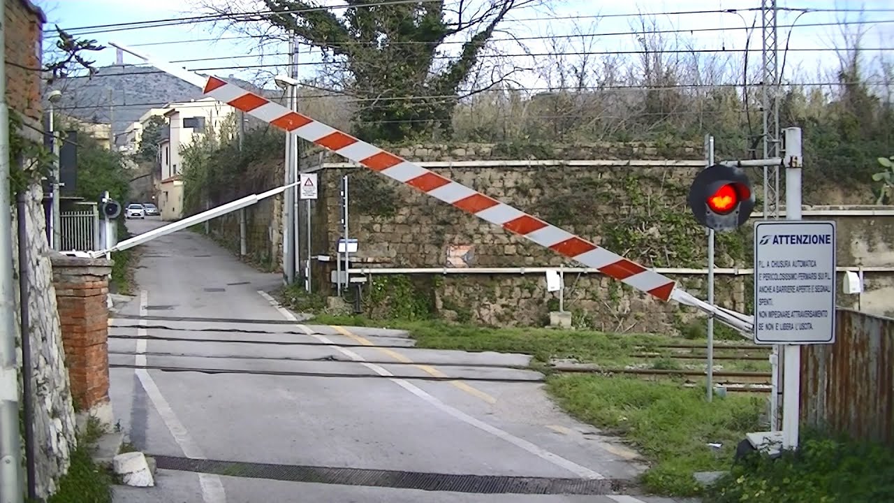 Spoorwegovergang Maddaloni (I) // Railroad crossing // Passaggio a livello