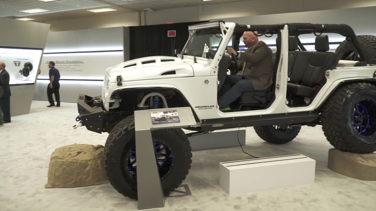Alpine Jeep Wrangler Restyle System | CES 2017 | Crutchfield video