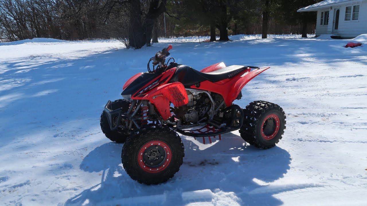 Honda TRX 450r едет по снегу!