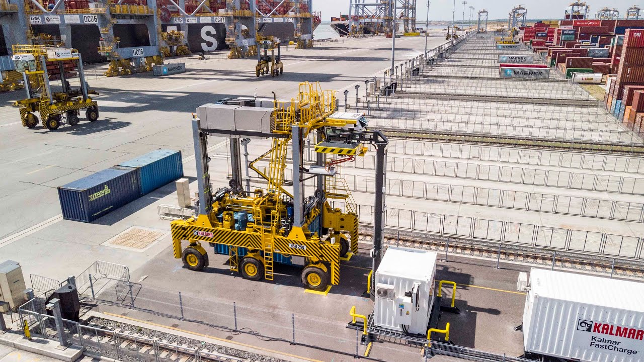 Kalmar FastCharge™ shuttle carrier at DP World London Gateway