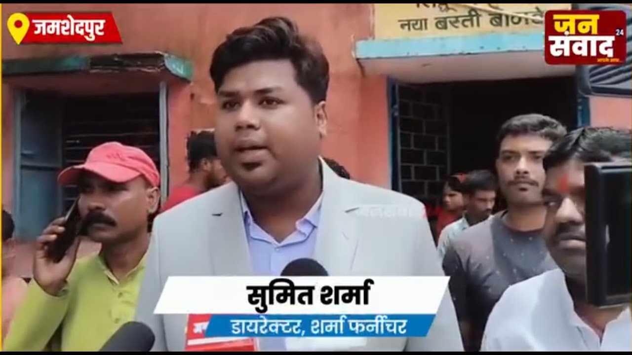 Sharma Furniture ने बाढ़ पीड़ितों को राहत सामग्री वितरित की।