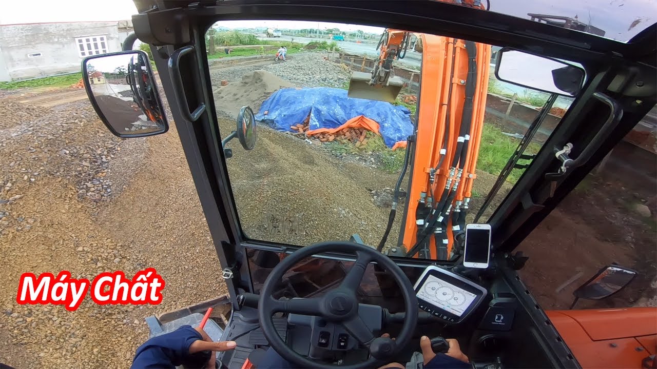 Bắt Gặp 2 Em Gái Đi Hái Rau Khi Máy Xúc DOOSAN Làm Việc