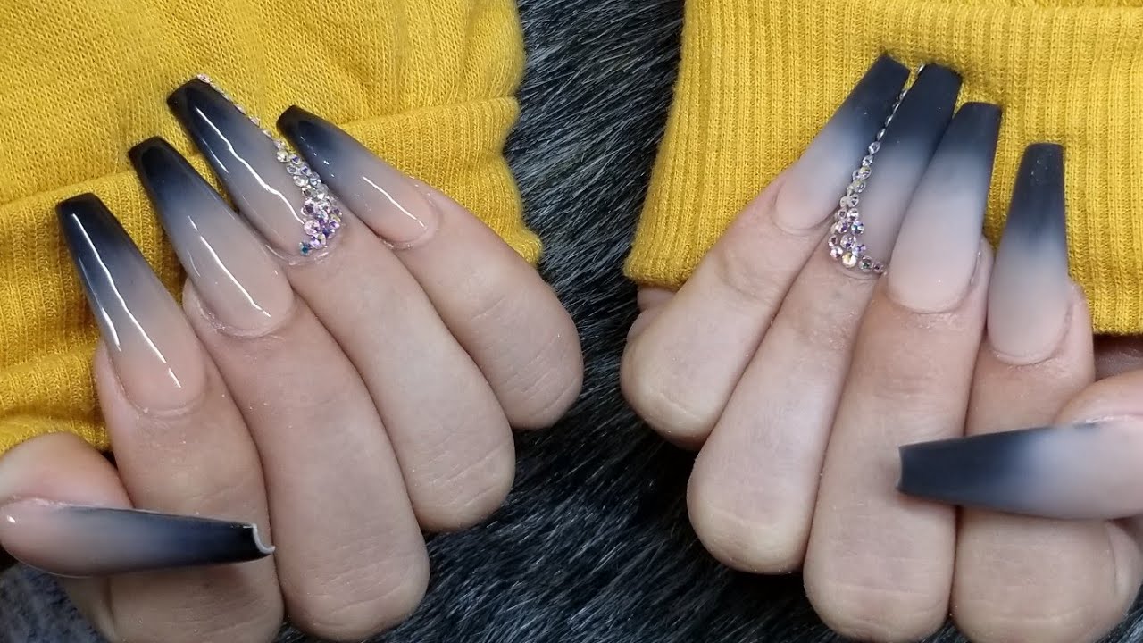 Diseño en efecto ombre con color negro en uñas super largas!