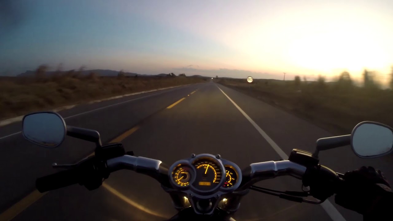 HD v-rod viajando ao som de creedence