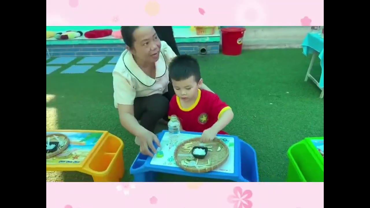 Hoạt động chơi ngoài trời: Làm nước thảo dược - Kéo mo cau - Chơi tự do - Lớp Chồi 1