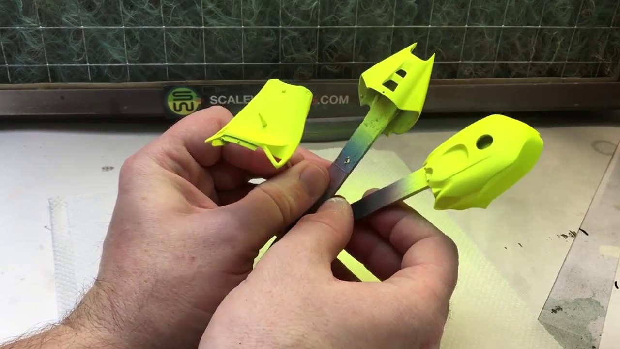 Tamiya Repsol Honda RC211V '03 'Valencia' 1:12 part 5 - painting the fairings