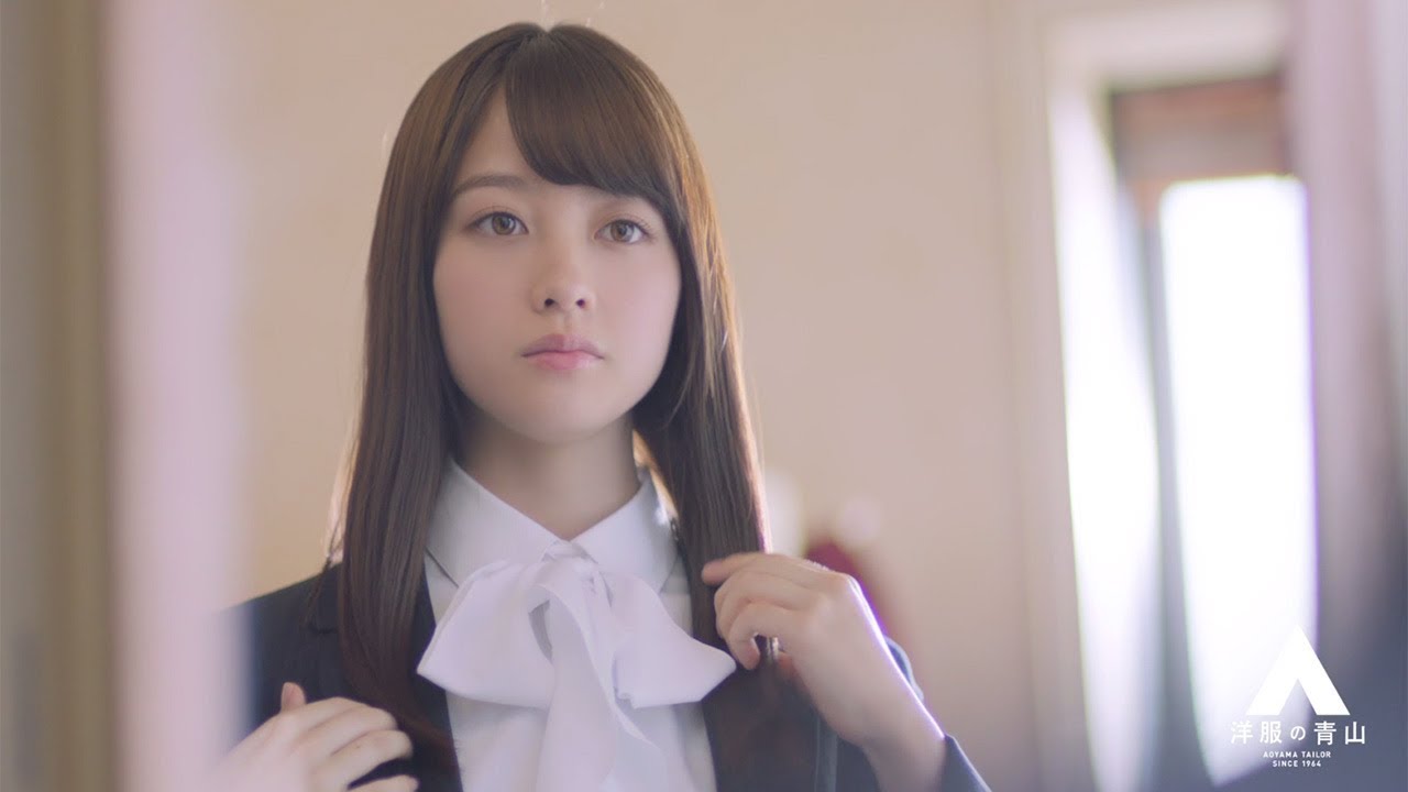 橋本環奈、スーツ姿も可愛すぎる！子供時代の写真も公開「洋服の青山 フレッシャ―ズ」新イメージキャラに