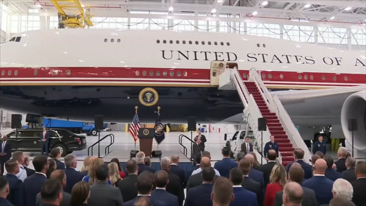 Президент Трамп представляет новый самолет Air Force One, подаренный Катаром