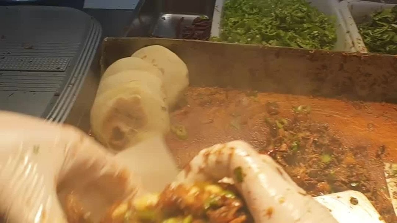 LIVE:China Street-Style Roujiamo: 好玩行美女街头花生酥糖Crispy Pork Burger Makin中国美食探秘卷花生牛奶鸡蛋
