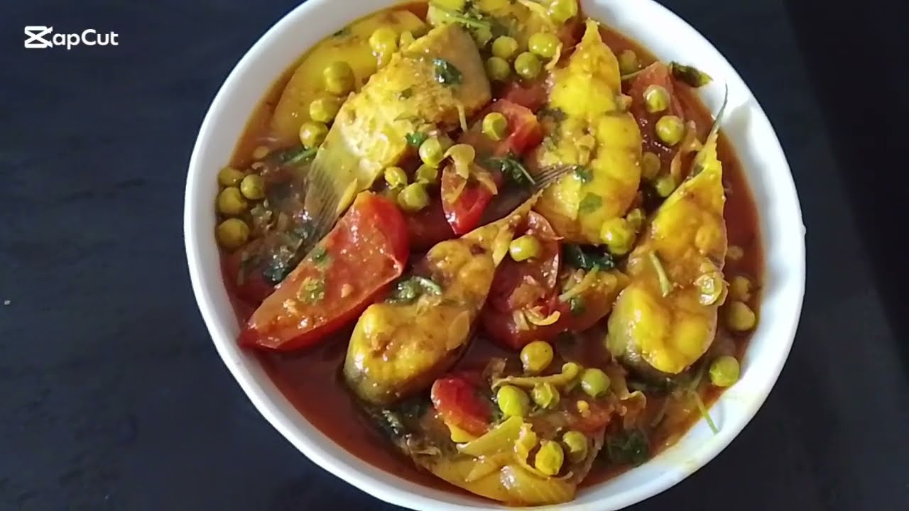 টমেটো আলু ও মটরশুটি দিয়ে বোয়াল মাছ ভুনা।