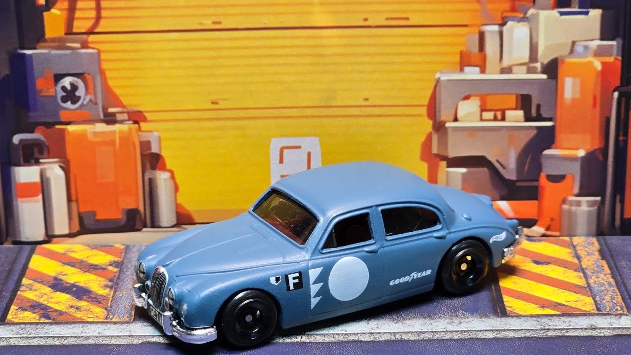 Распаковываем классический Jaguar MK1 от Hotwheels.
