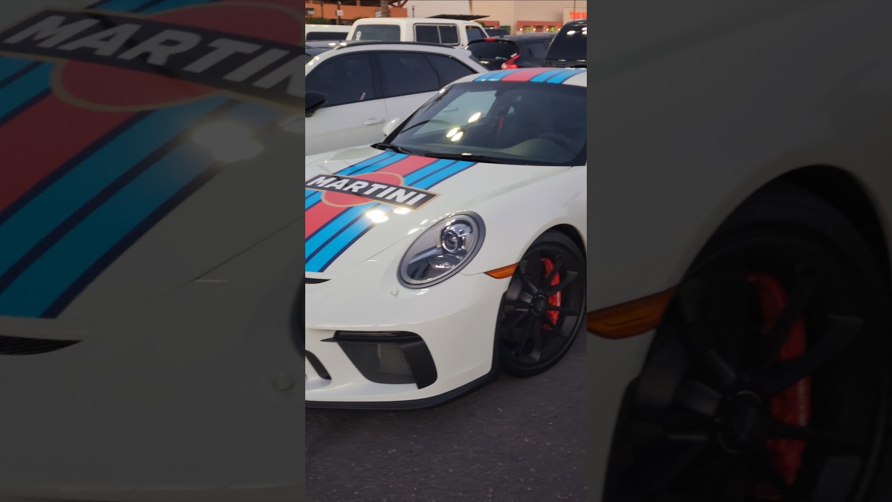 The martini livery looks pretty good here on this porsche 911 gt3
