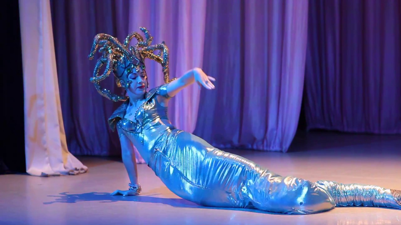Show bellydance  snake dance by Zoya Ni