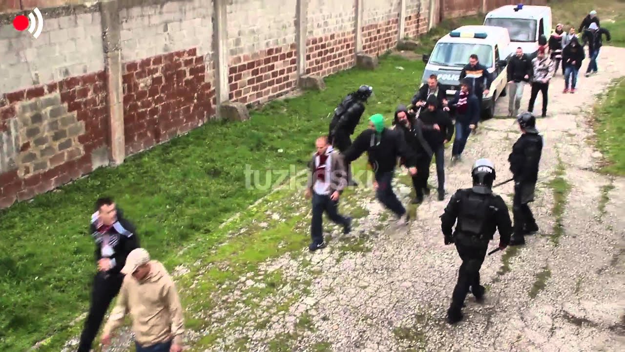 Horde Zla nakon nereda napuštaju stadion Tušanj