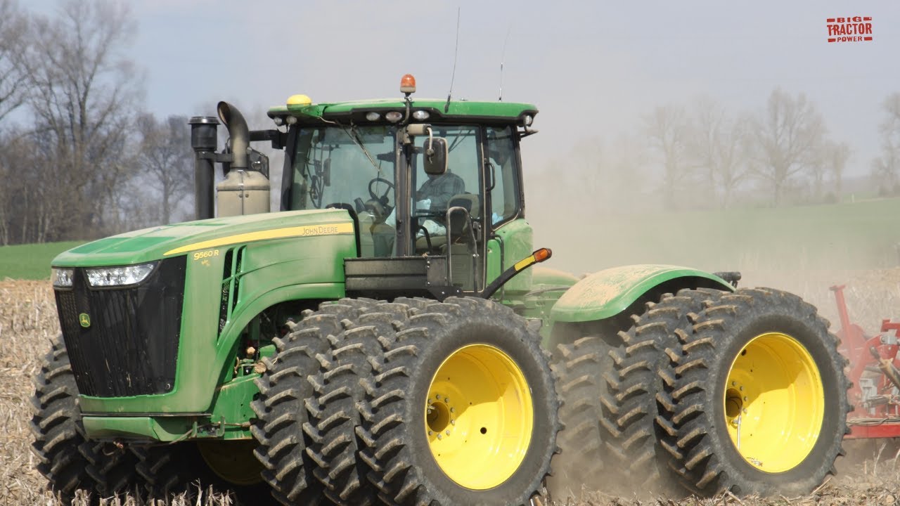 JOHN DEERE 9560R Tractor Working on Spring Tillage