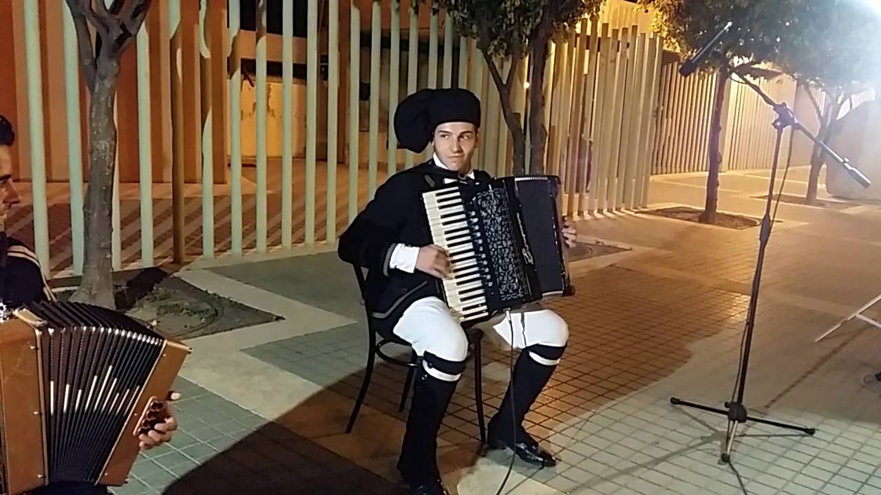 Balli in piazza a Quartu Sant'Elena - Campidanese a Fisarmonica