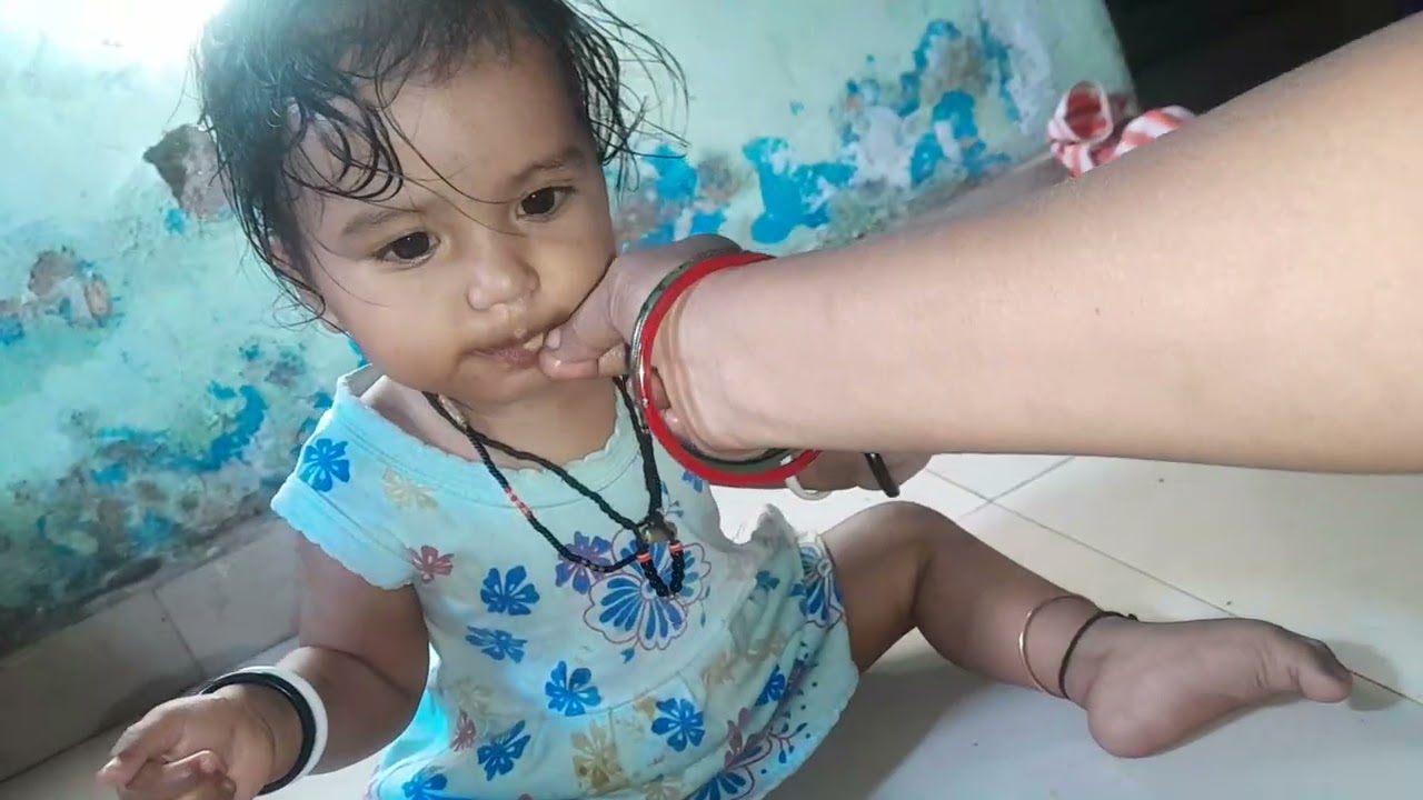 সে এখন নিজের খাবার নিজেই খায়।#babyvideo #cutebaby @MyHena1712 