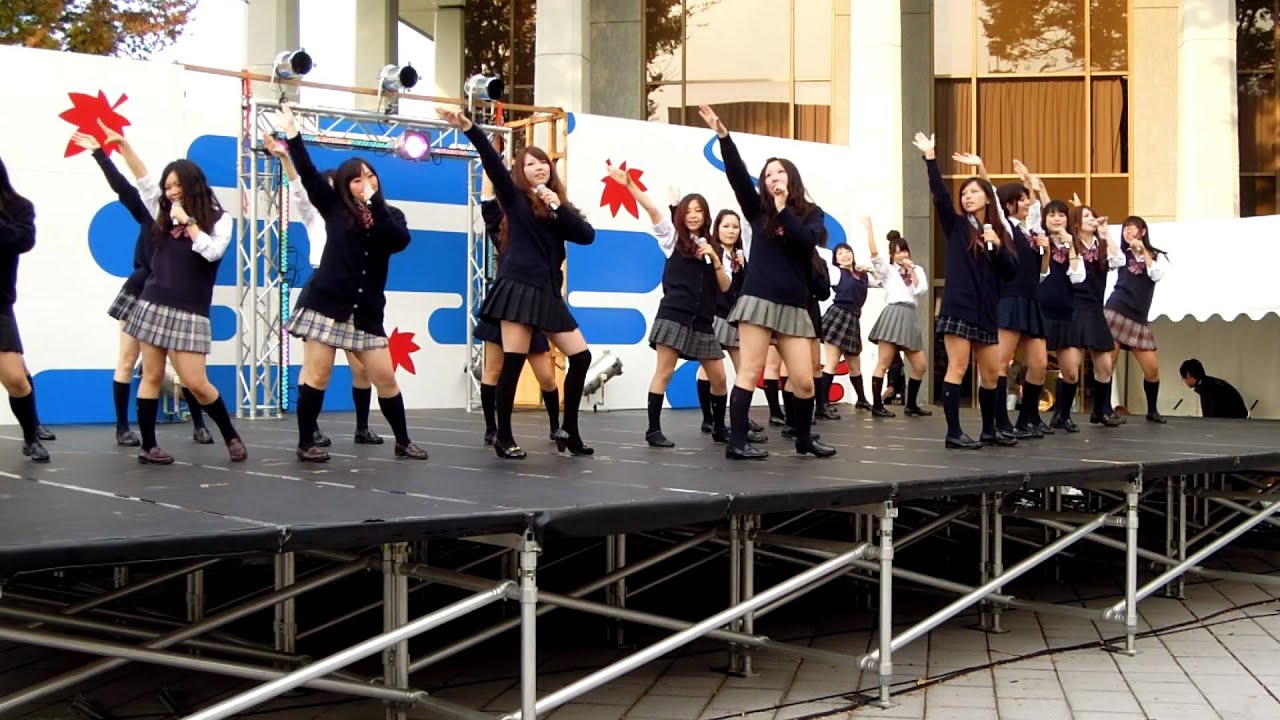 第7回紅華祭メインステージでの「医事課48★」の歌と踊り