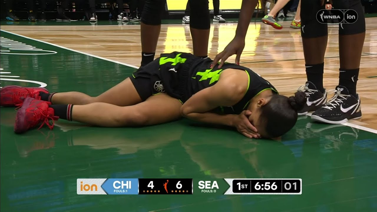 🫢 FLAGRANT, Chennedy Carter WHACKS Skylar Diggins In The FACE | WNBA Chicago Sky vs Seattle Storm