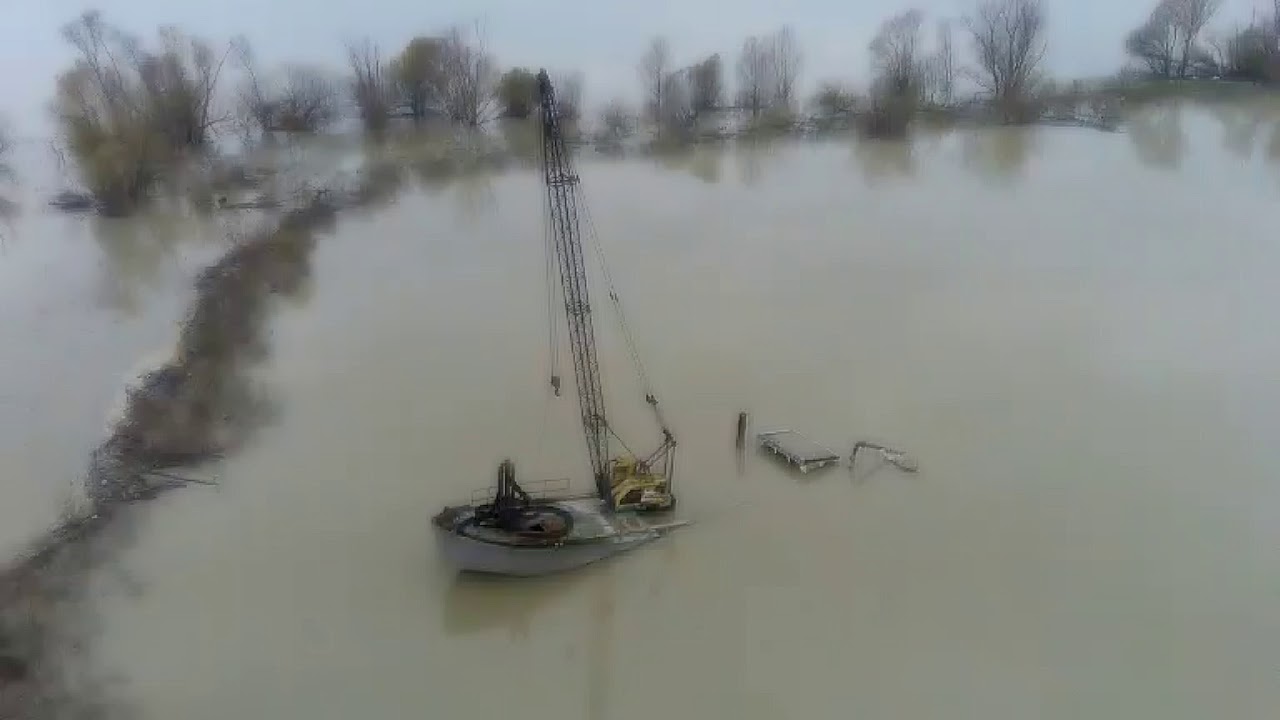 Relitto nel fiume Po.