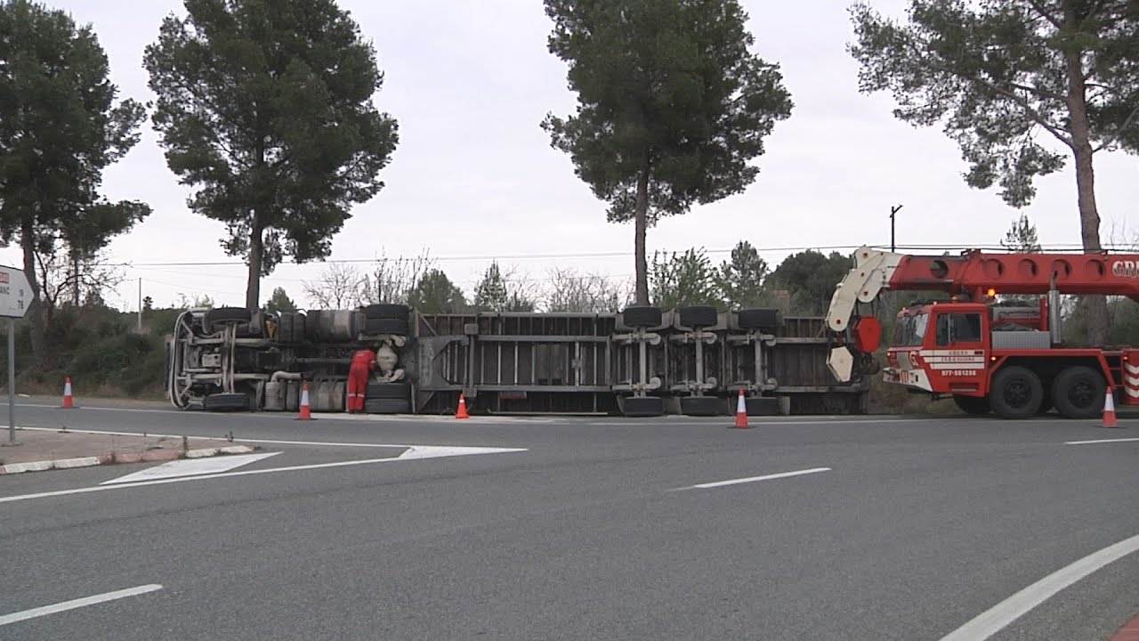Un cami&oacute; bolca a la N-240 a Valls