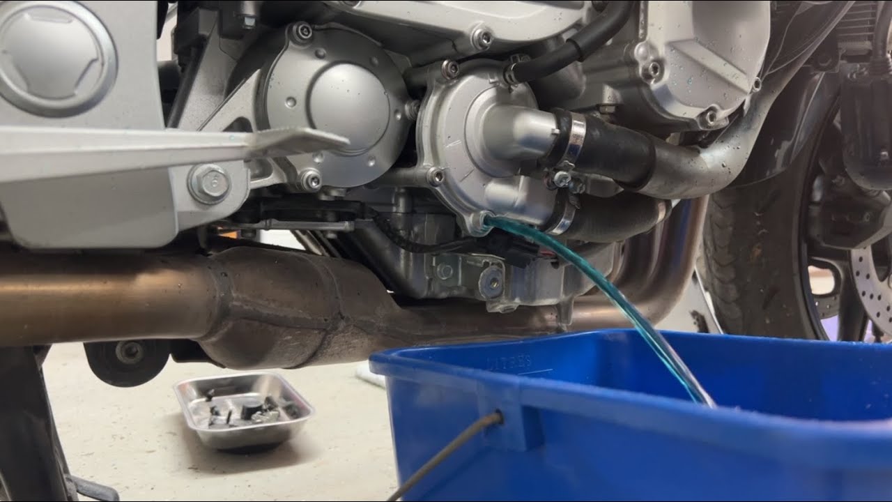 Comment remplacer le liquide de refroidissement sur une Yamaha FJR 1300, 2015