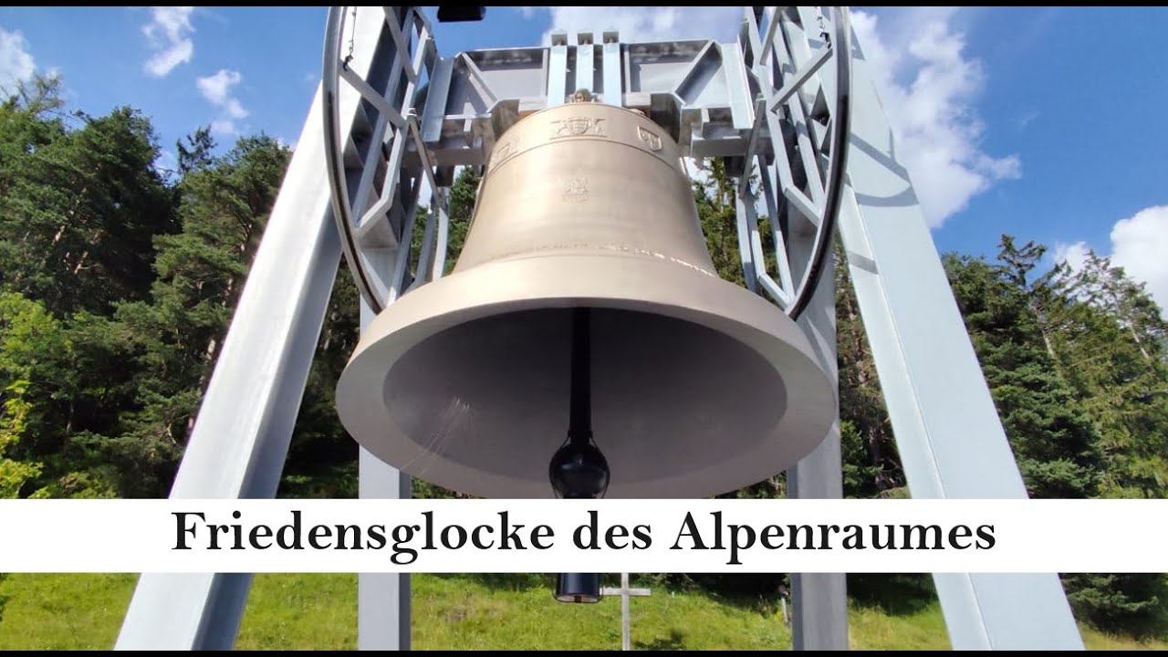 Mösern (Ö) Das läuten der Friedensglocke des Alpenraumes