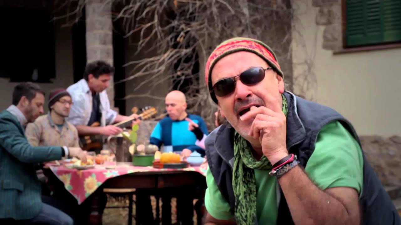 Las Pelotas - Escondido bajo el brazo (video oficial) 1080 HD