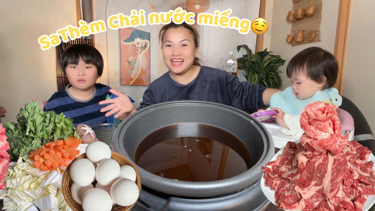 cho Sa thử ăn lẩu sukiyaki chấm trứng sống, không ngờ Sa làm điều này khiến cả nhà đứng hình
