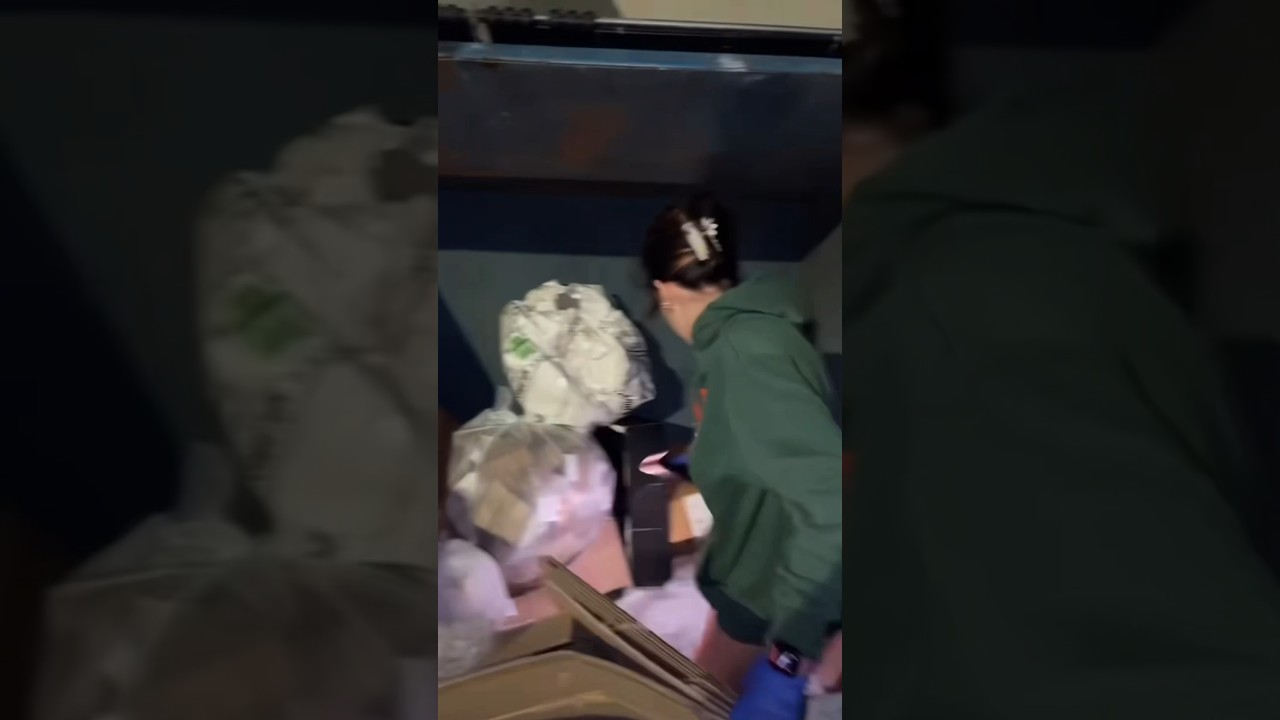 DUMPSTER DIVING AT FIVE BELOW😱‼️ #dumpsterdiving #fivebelow #dumpsters