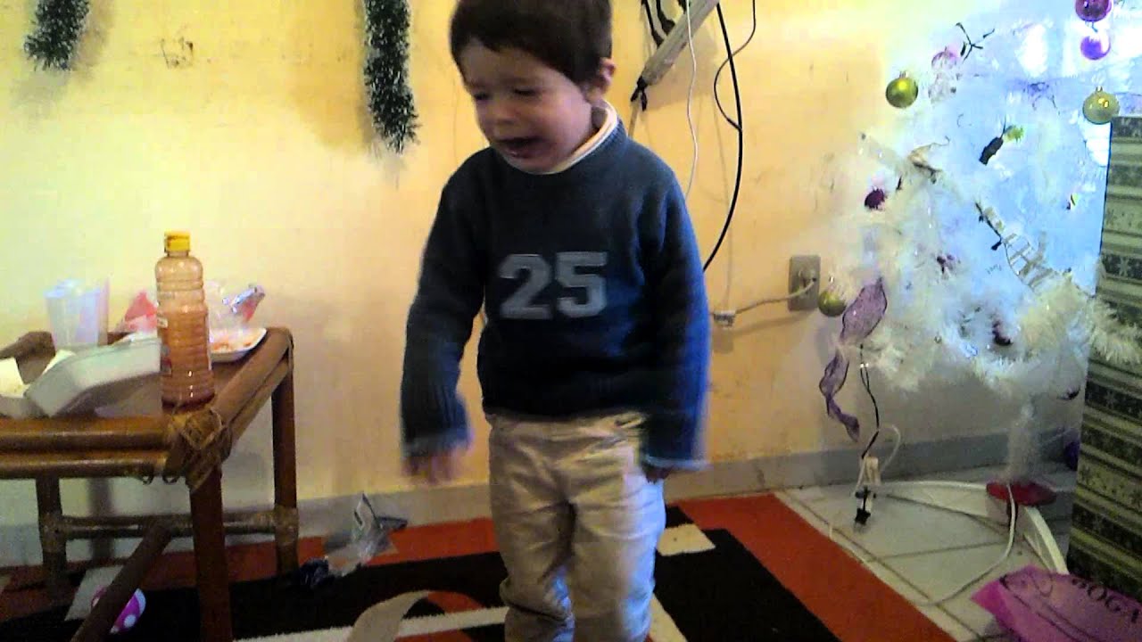 Ni&ntilde;o hace berrinche por la escuela