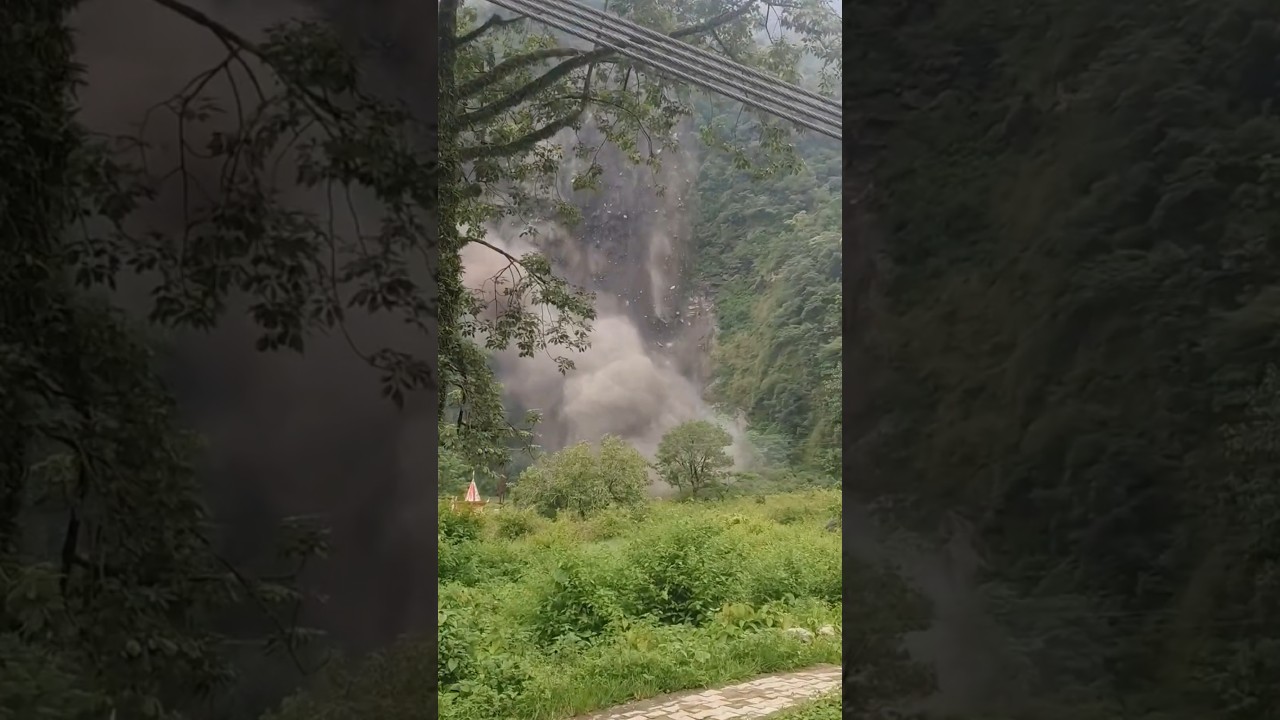 Dangerous Landslide in Himachal Pradesh#Himachal#Landslide#HimachalNews#Monsoon#MountainLife#Shorts